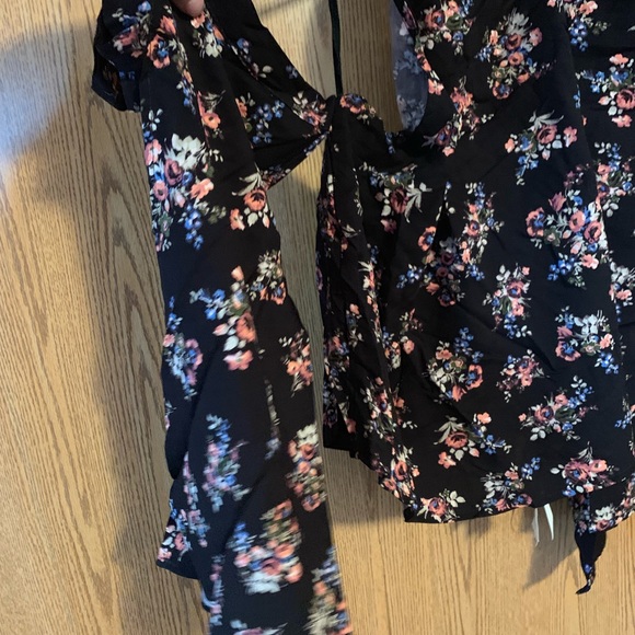 NWT halter top with open back - Picture 4 of 6